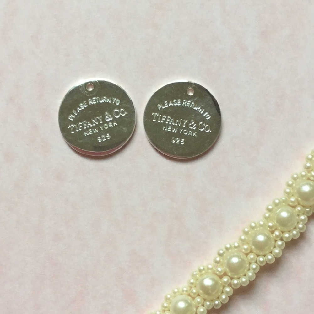 Use to make a necklace/earrings/keychain!